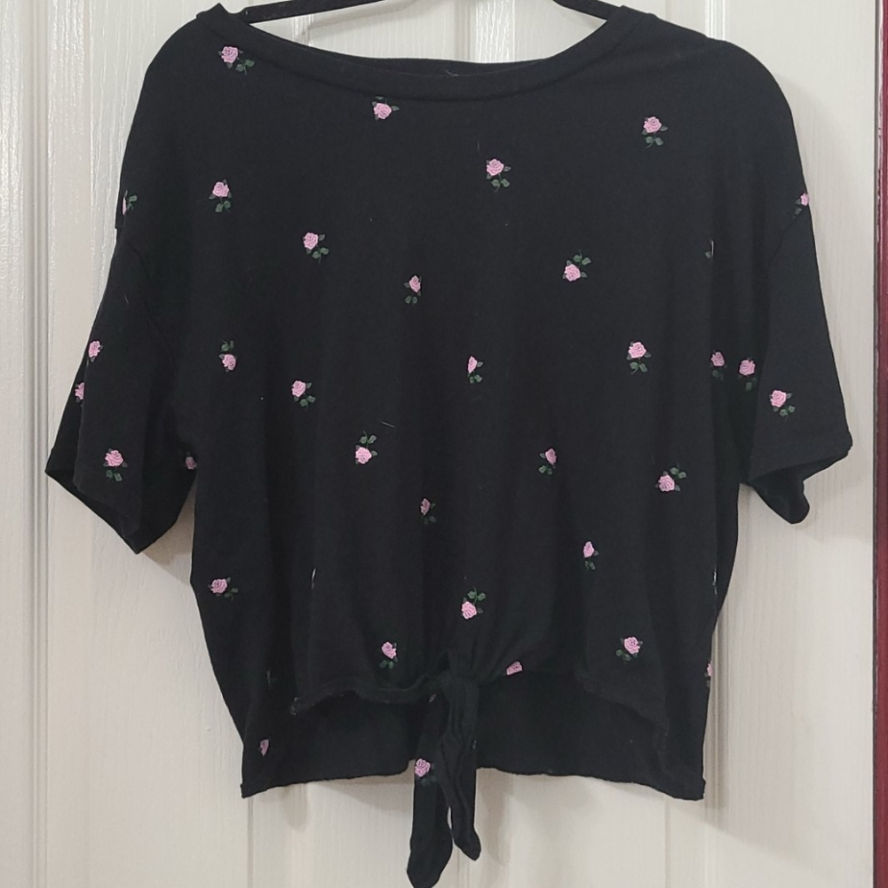 Black cropped t-shirt